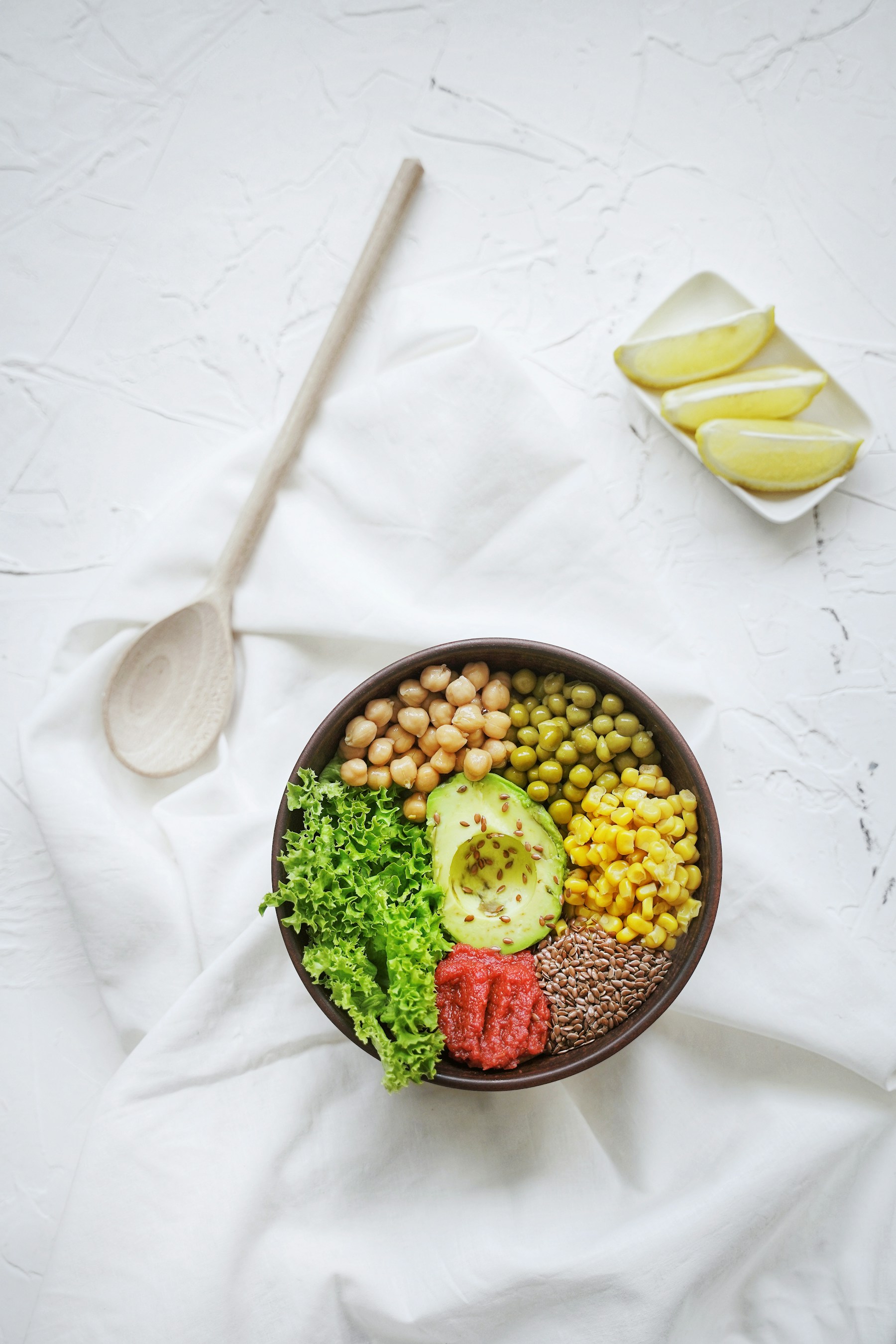 Bowl con vegetales, legumbres y aguacate